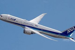 Boeing uřízl ocas airbusu. Srážku dvou letadel v Hanoji zachytil svědek